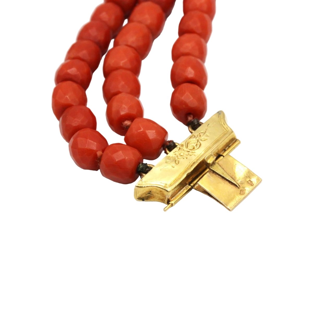 Bracelet en or jaune, camée et corail - Castafiore