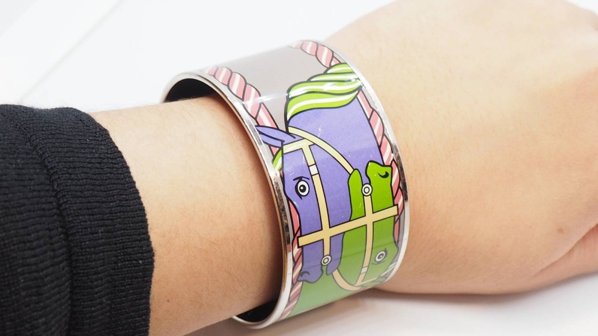 Bracelet Hermès manchette en métal argenté émaillé - Castafiore