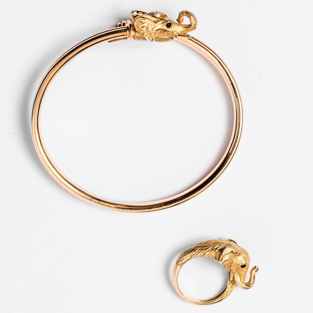 Bracelet JEAN ET PIERRE BELLIN Éléphant double jonc ouvert en or jaune, saphir, onyx et diamants - Castafiore