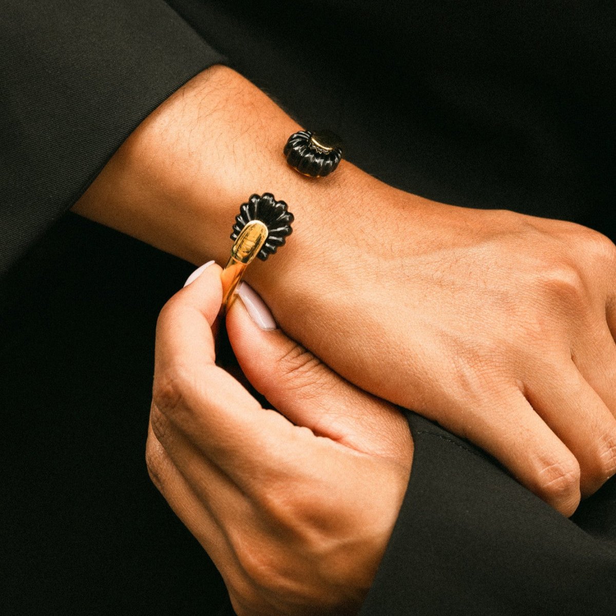 Bracelet Jonc CARTIER par ALDO CIPULLO en or jaune et onyx - Castafiore