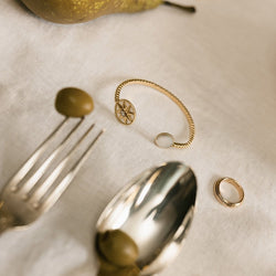 Bracelet Jonc DIOR "Rose des Vents" en or jaune, nacre et diamant - Castafiore