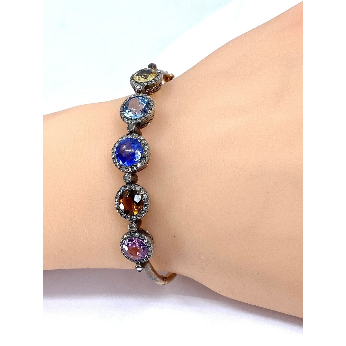 Bracelet jonc en or 18 carats, multipierres: saphir,topazes,citrine. Epoque Napoléon III - Castafiore