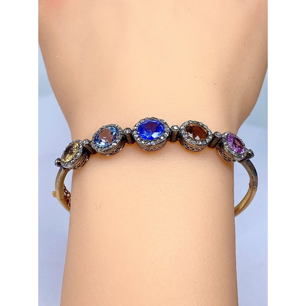 Bracelet jonc en or 18 carats, multipierres: saphir,topazes,citrine. Epoque Napoléon III - Castafiore