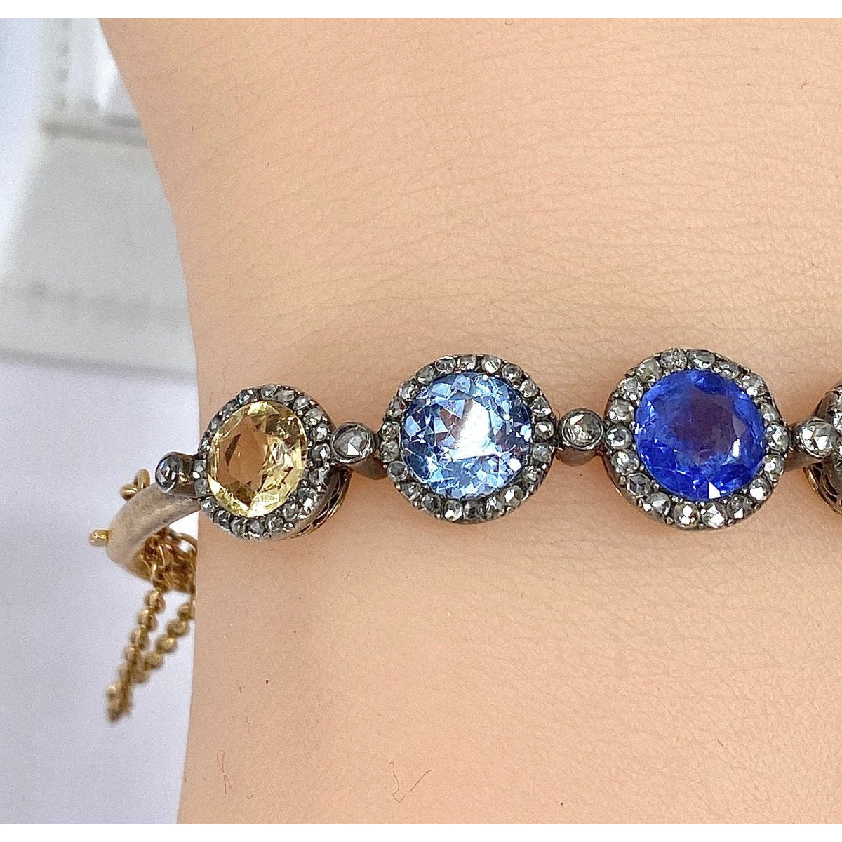 Bracelet jonc en or 18 carats, multipierres: saphir,topazes,citrine. Epoque Napoléon III - Castafiore