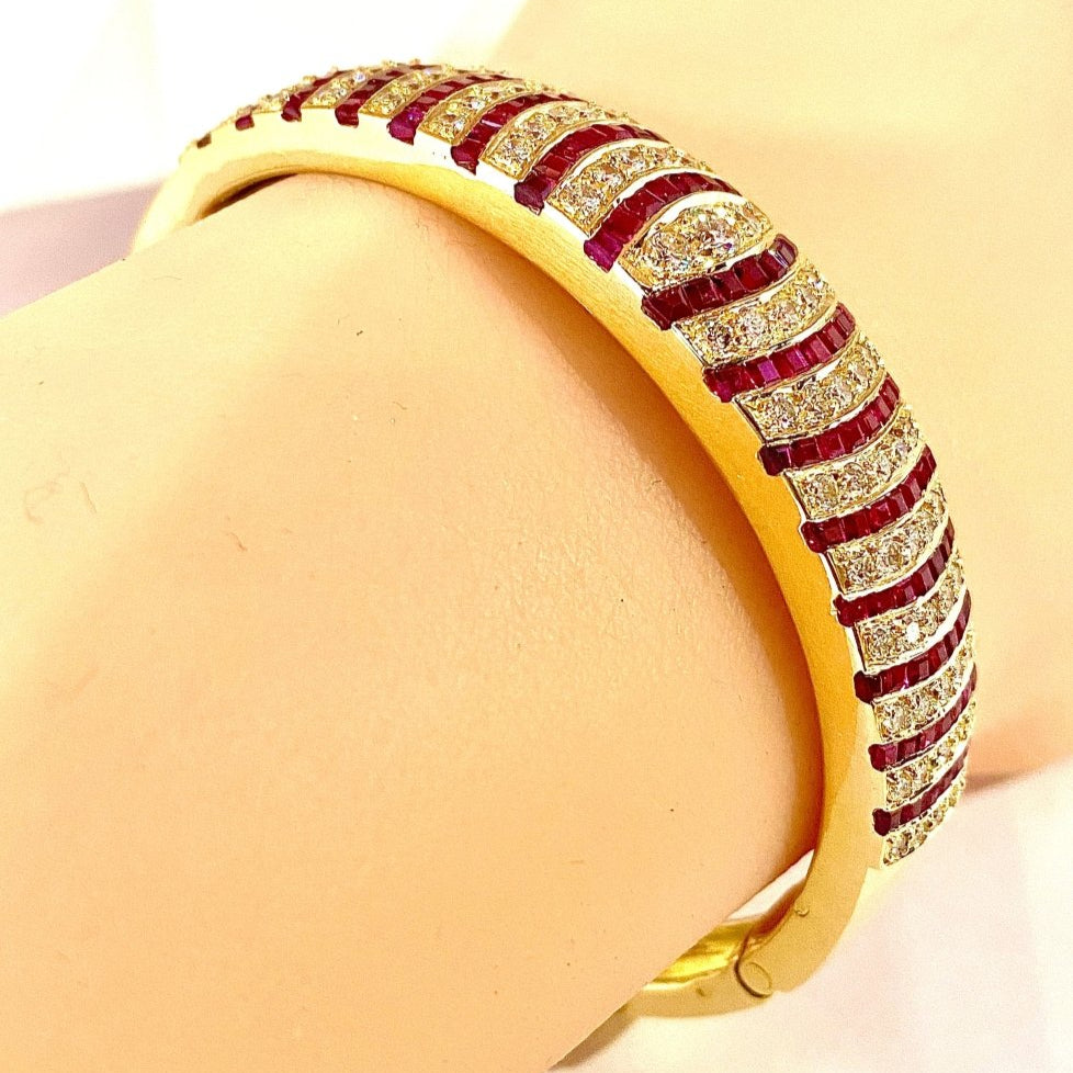 Bracelet jonc en or jaune 18 carats, rubis et diamants - Castafiore