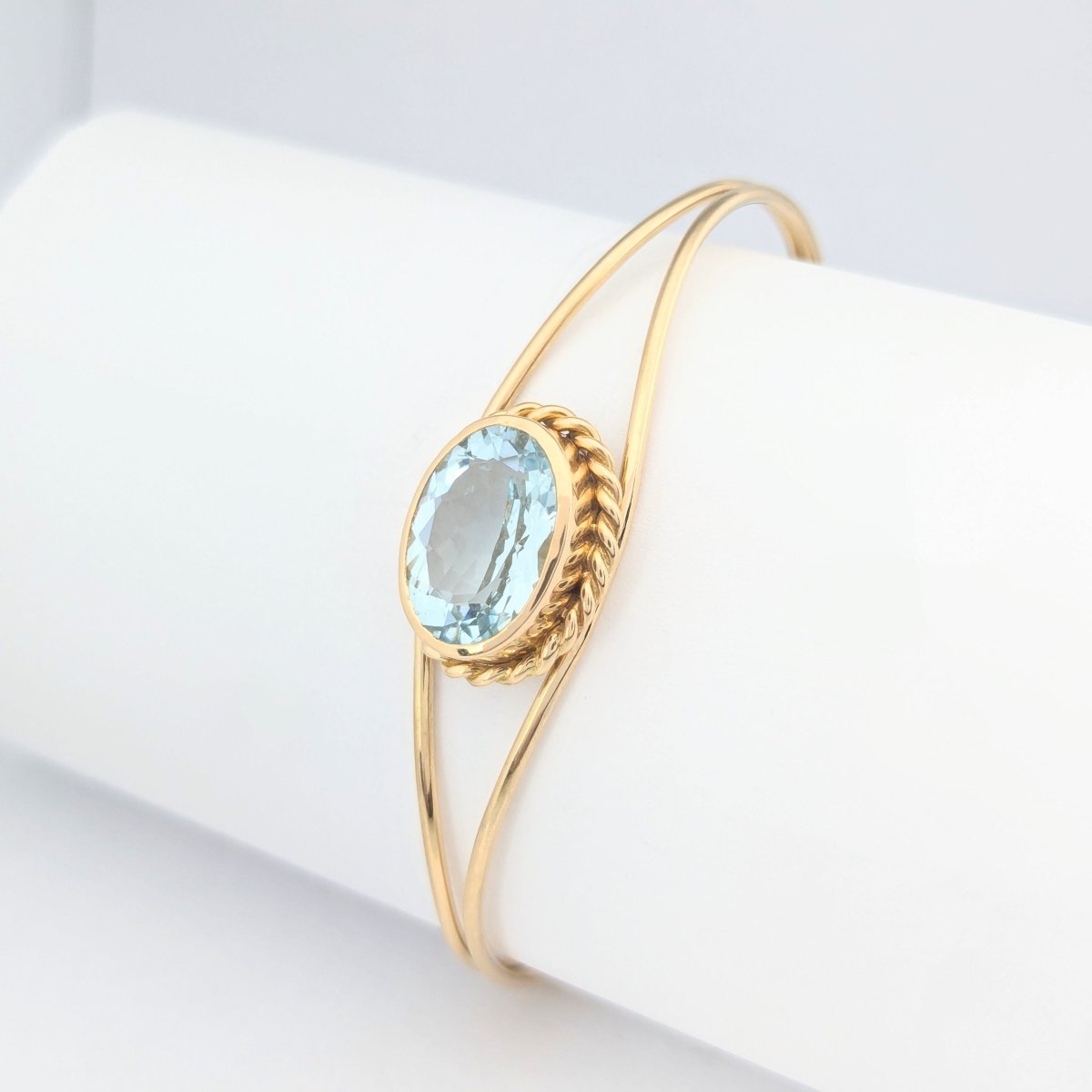 Bracelet jonc en or jaune et aigue-marine