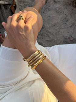 Bracelet jonc en or jaune martelé 22 k du créateur Lalaounis - Castafiore