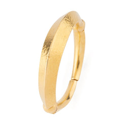 Bracelet jonc en or jaune martelé 22 k du créateur Lalaounis - Castafiore