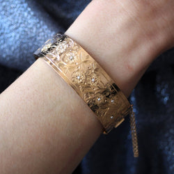 Bracelet jonc or rose ancien à décor floral et ses perles fines - Castafiore