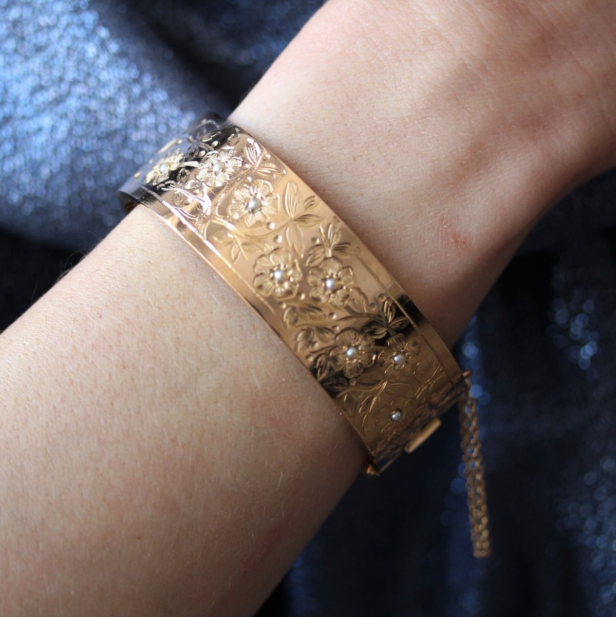 Bracelet jonc or rose ancien à décor floral et ses perles fines - Castafiore