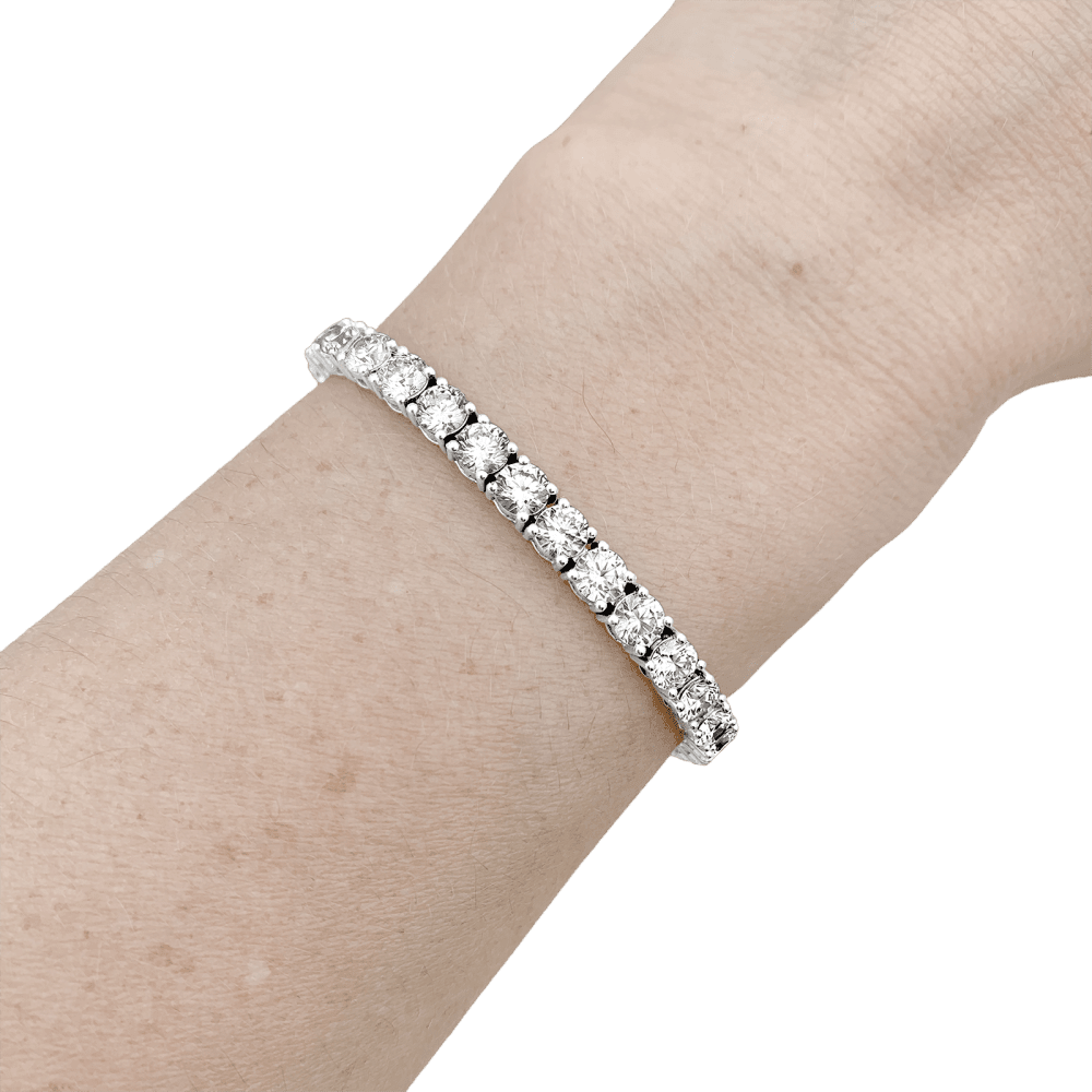 Bracelet line, white gold and diamonds.