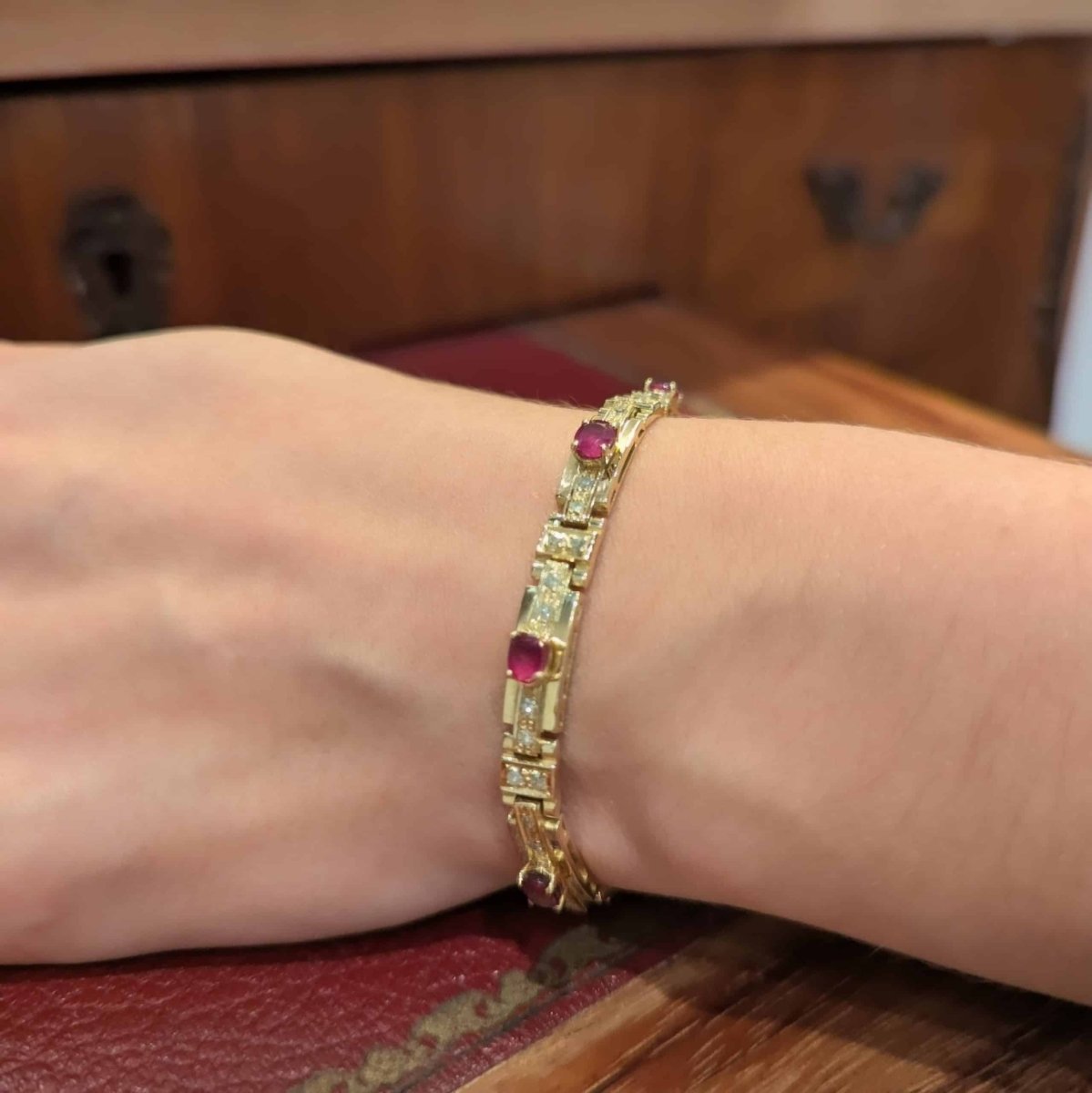 Bracelet Ligne en or jaune, rubis et diamants - Castafiore