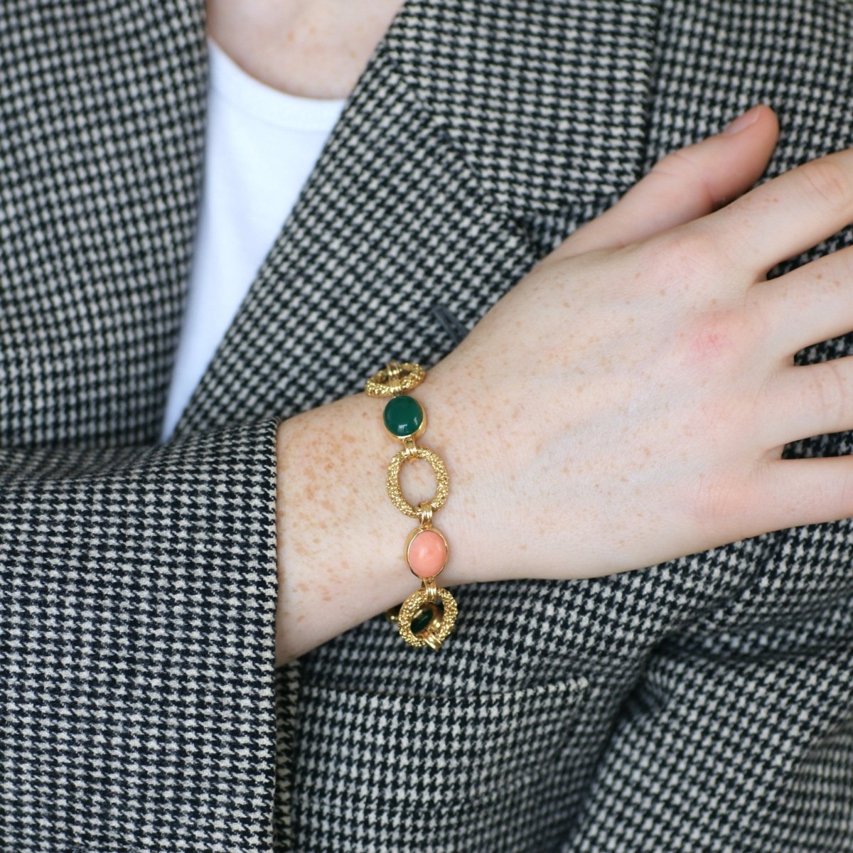 Bracelet Maille VAN CLEEF & ARPELS "Delphes" en or jaune, corail et chrysoprase - Castafiore