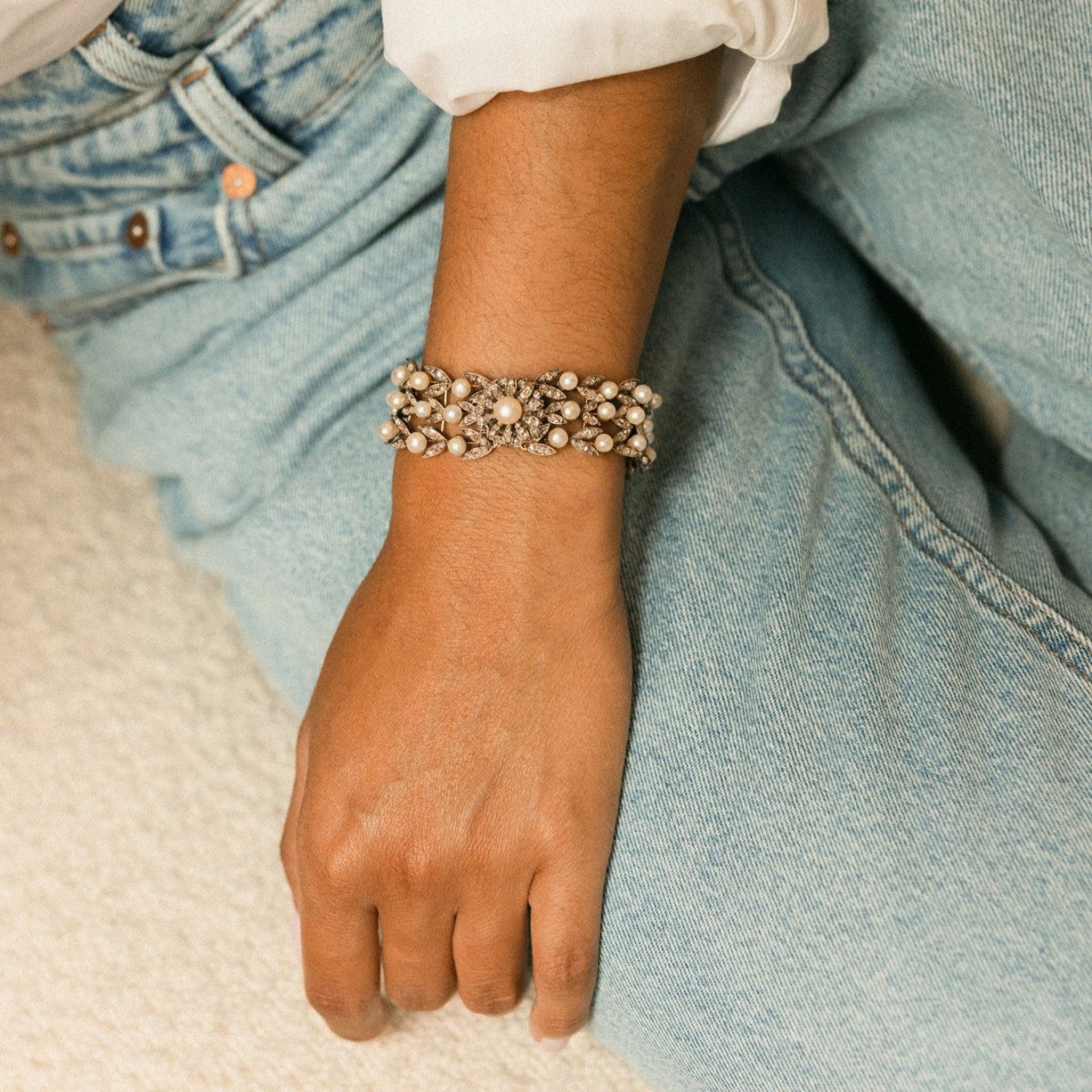 Bracelet Manchette Fleur en or jaune, perles et diamants - Castafiore