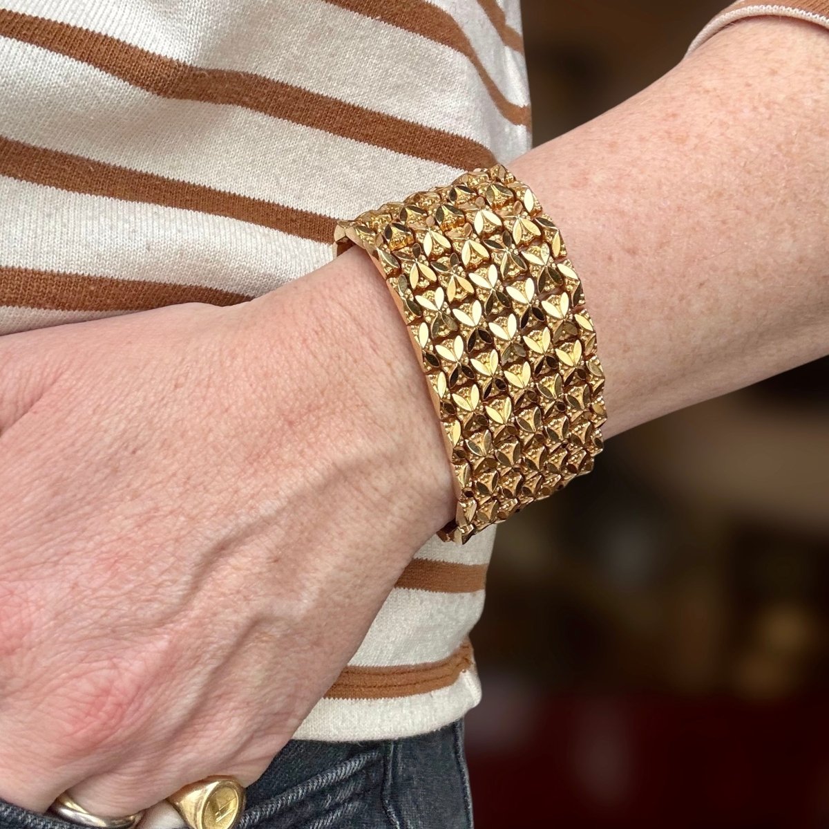 Bracelet manchette souple à maille fleurie - Castafiore