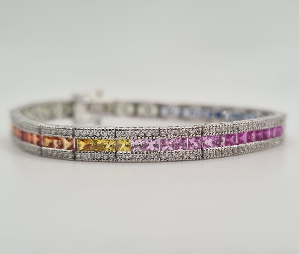 Bracelet or blanc serti de diamants et saphir multi-couleur - Castafiore