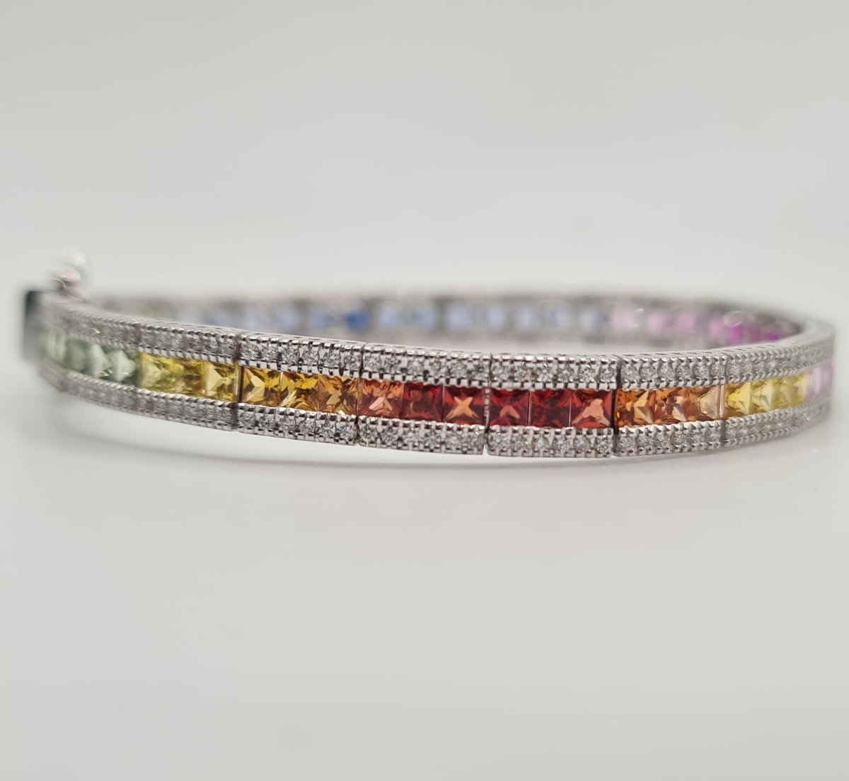 Bracelet or blanc serti de diamants et saphir multi-couleur - Castafiore