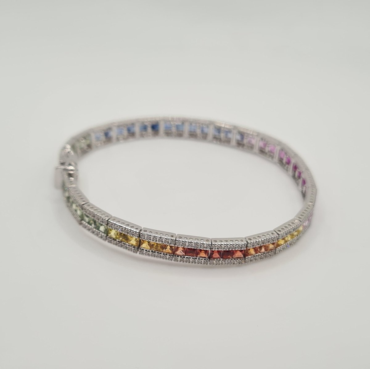 Bracelet or blanc serti de diamants et saphir multi-couleur - Castafiore