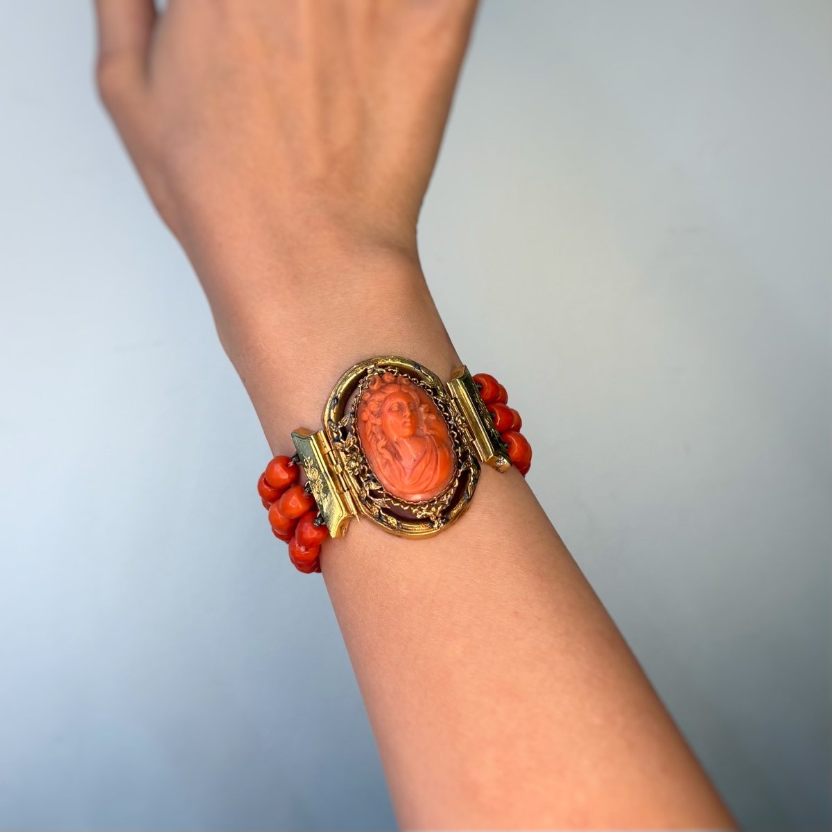 Bracelet Souple en or jaune, camée et corail - Castafiore