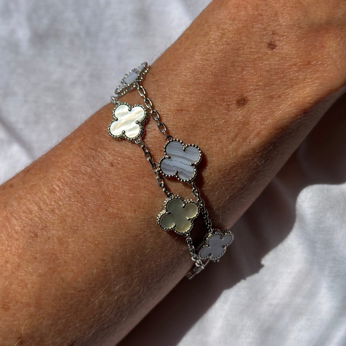 Bracelet VAN CLEEF ARPELS Alhambra in white gold 18 carats, five chalcedony clover motifs
