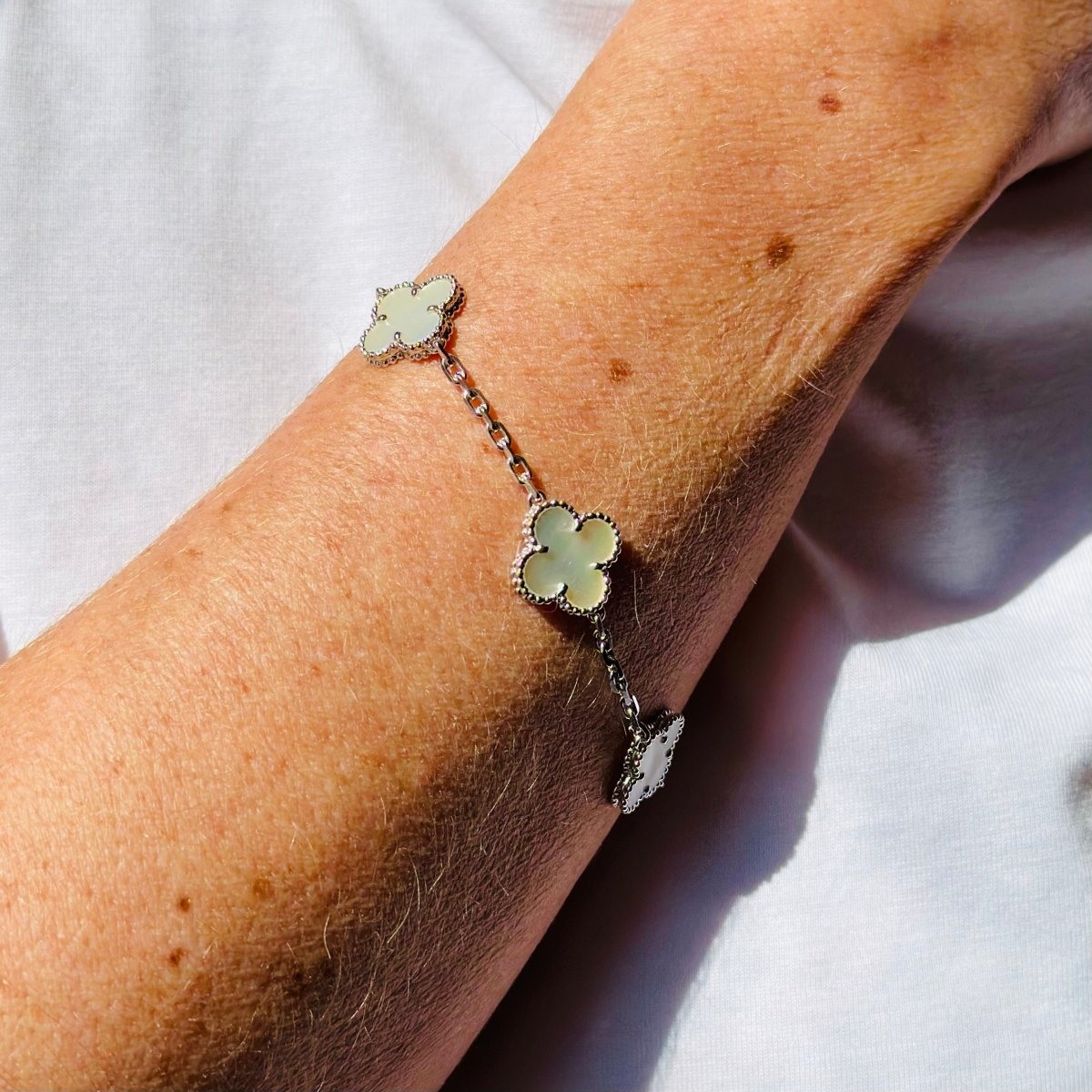 Bracelet VAN CLEEF & ARPELS "Alhambra" en or blanc et nacre - Castafiore