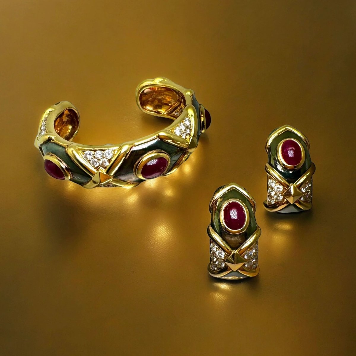 Bracelet vintage jonc en or noirci et jaune orné de rubis et diamants. - Castafiore