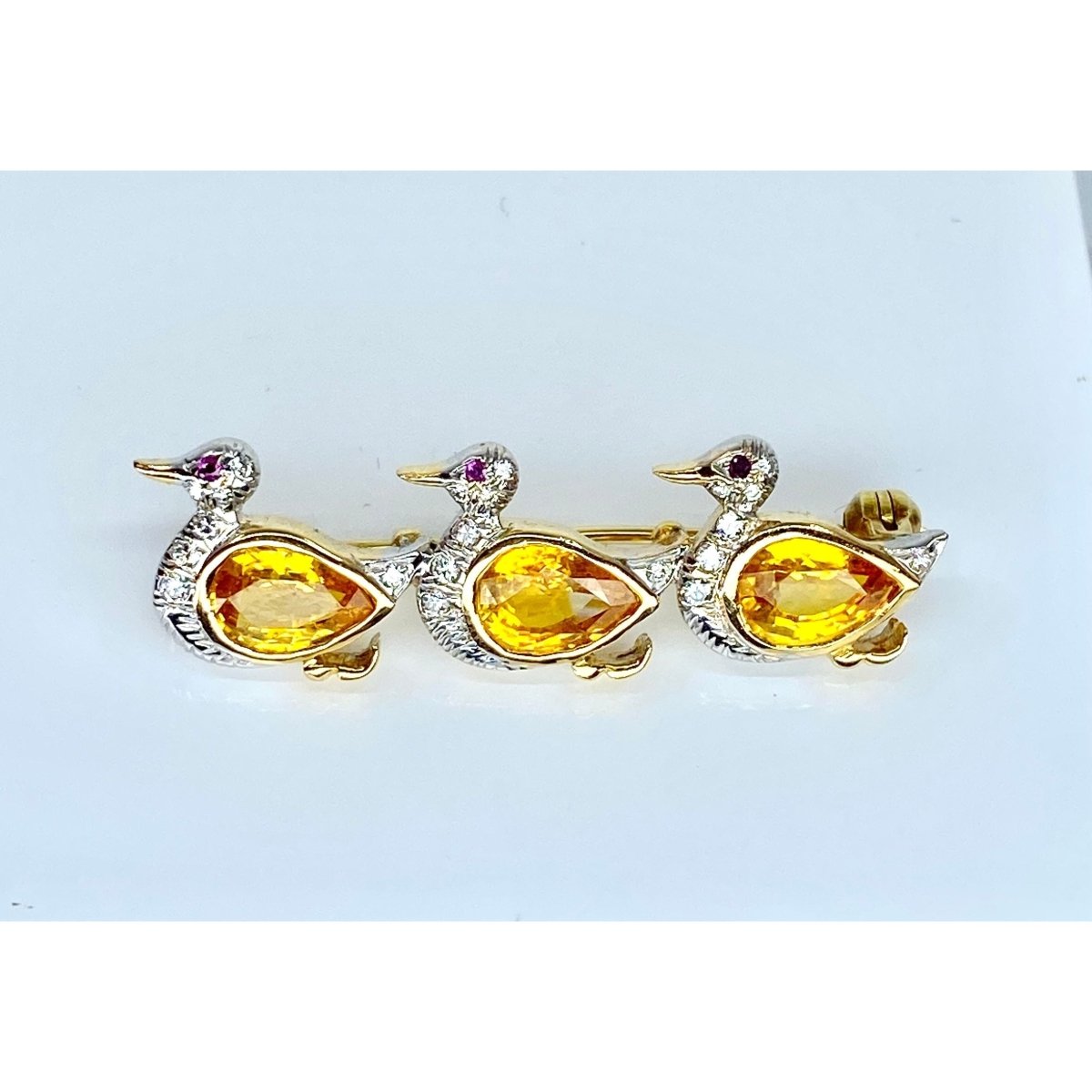 Broche 3 canards en or, saphirs jaunes, diamants et rubis - Castafiore