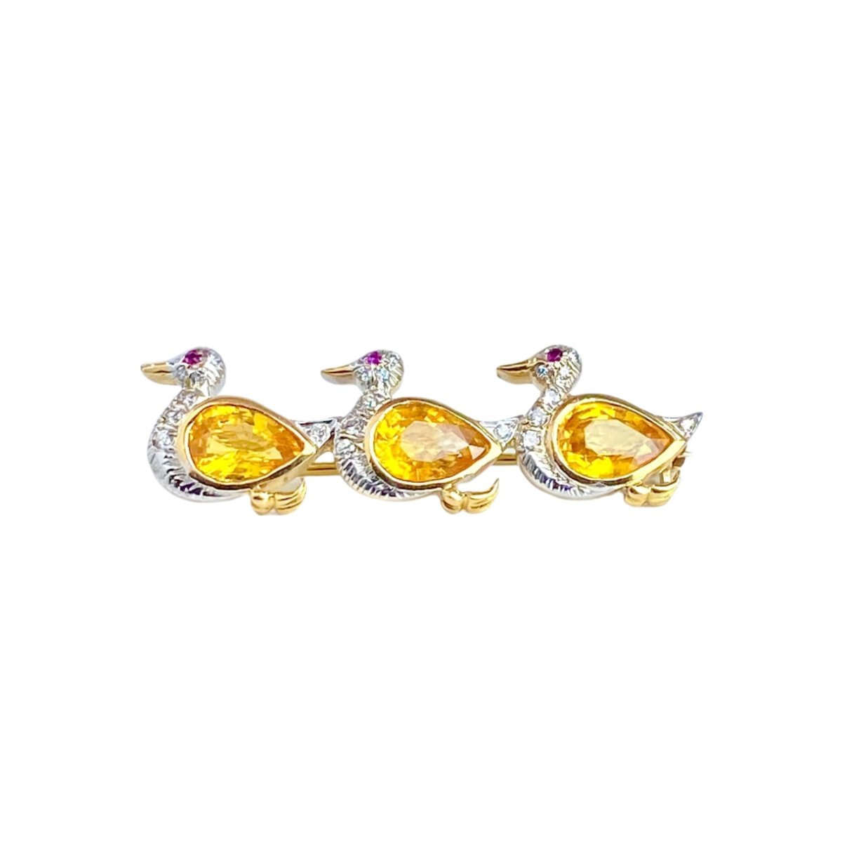 Broche 3 canards en or, saphirs jaunes, diamants et rubis - Castafiore