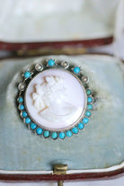 Broche ancienne Autrichienne camée coquille rose, turquoises, et perles sur argent - Castafiore