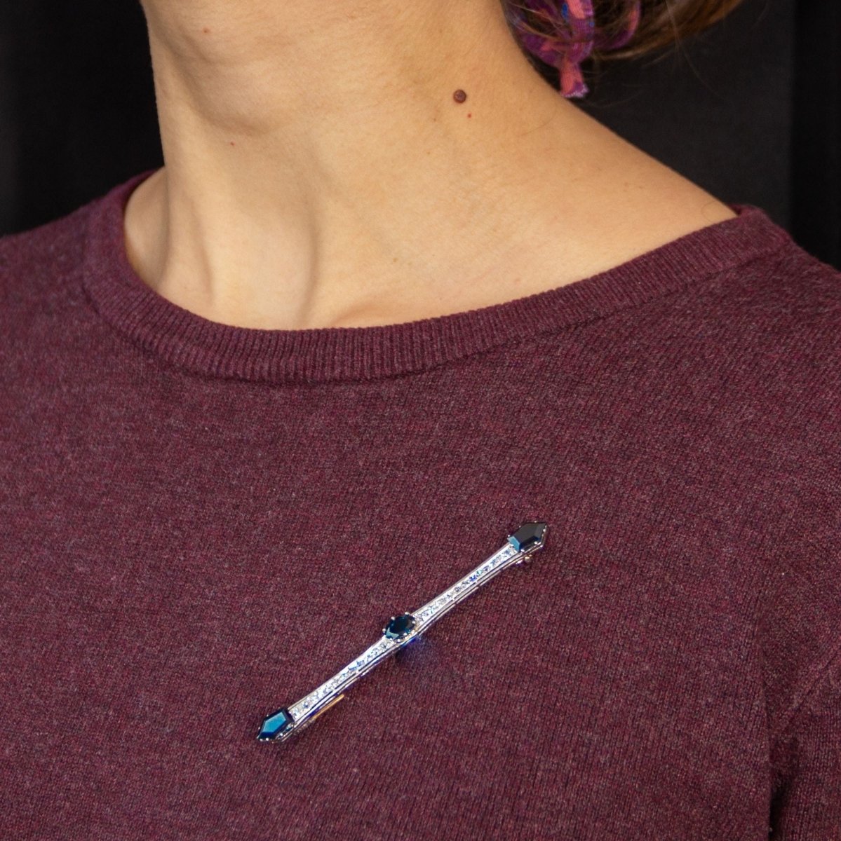 Broche ANCIENNE Barrette en or blanc et jaune saphirs et diamants - Castafiore