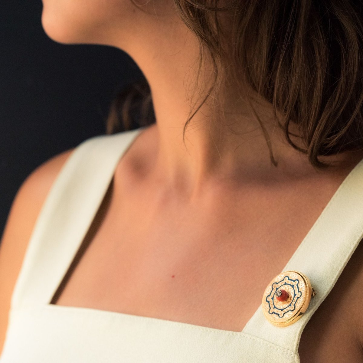 Broche ANCIENNE Corail email en or jaune et diamant - Castafiore