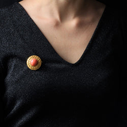 Broche Épingle en or jaune et corail