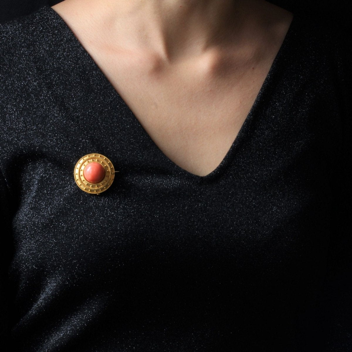 Broche Épingle en or jaune et corail