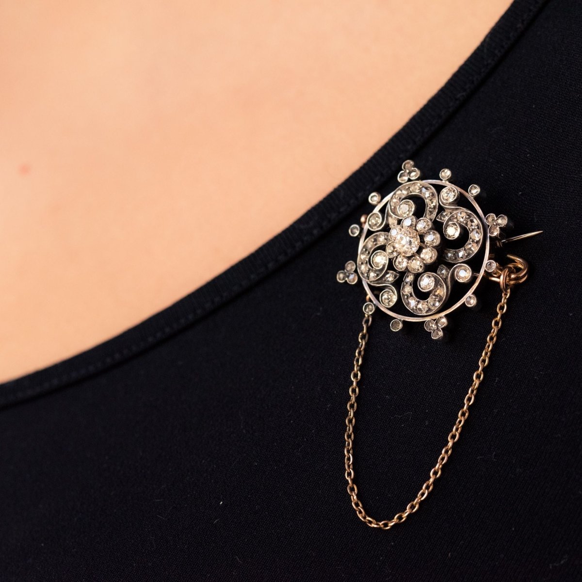 Broche ANCIENNE Ronde en or rose et argent - Castafiore