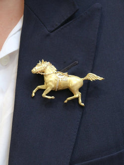 Broche animalière cheval en or jaune et diamants - Castafiore