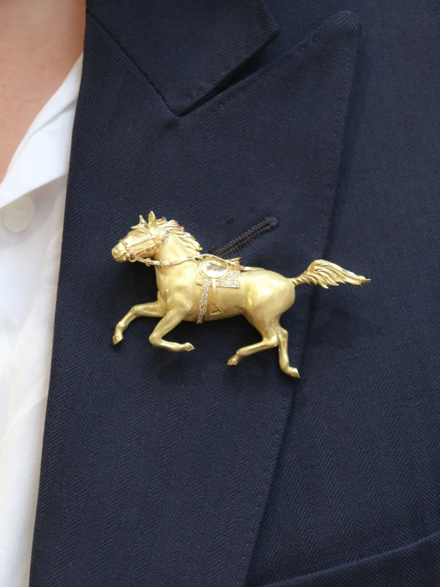 Broche animalière cheval en or jaune et diamants - Castafiore