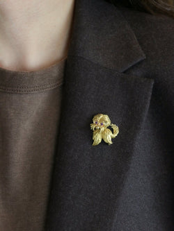 Broche animalière chien or jaune rubis - Castafiore