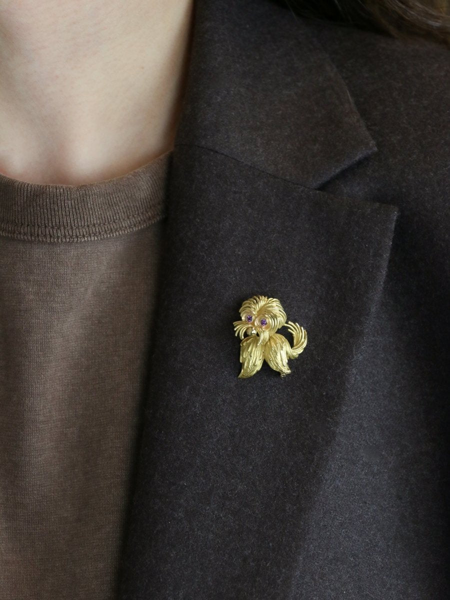 Broche animalière chien or jaune rubis - Castafiore