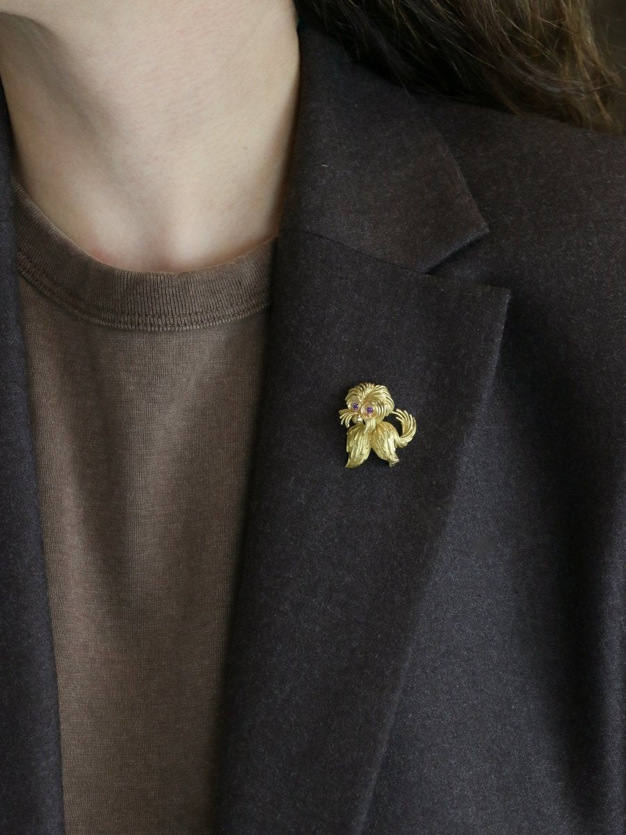 Broche animalière chien or jaune rubis - Castafiore