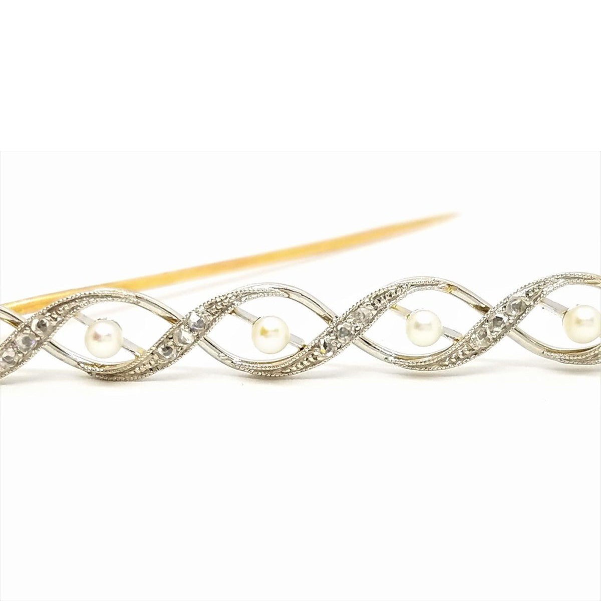 Art Deco brooch in 2 golds set with diamonds and pearls