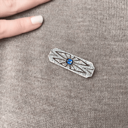 Broche Art Déco en or gris et platine avec saphir et diamants - Castafiore