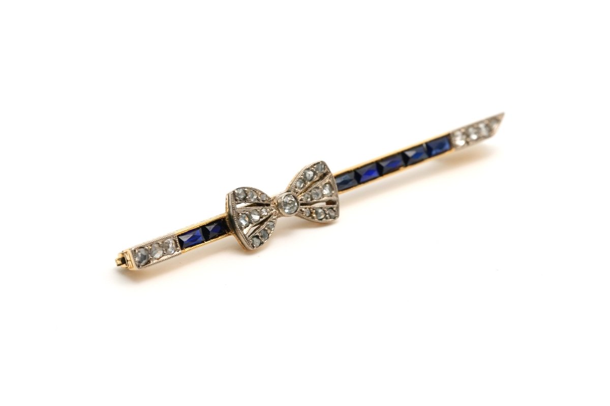 Broche Barrette en or blanc, or jaune, saphirs et diamants - Castafiore