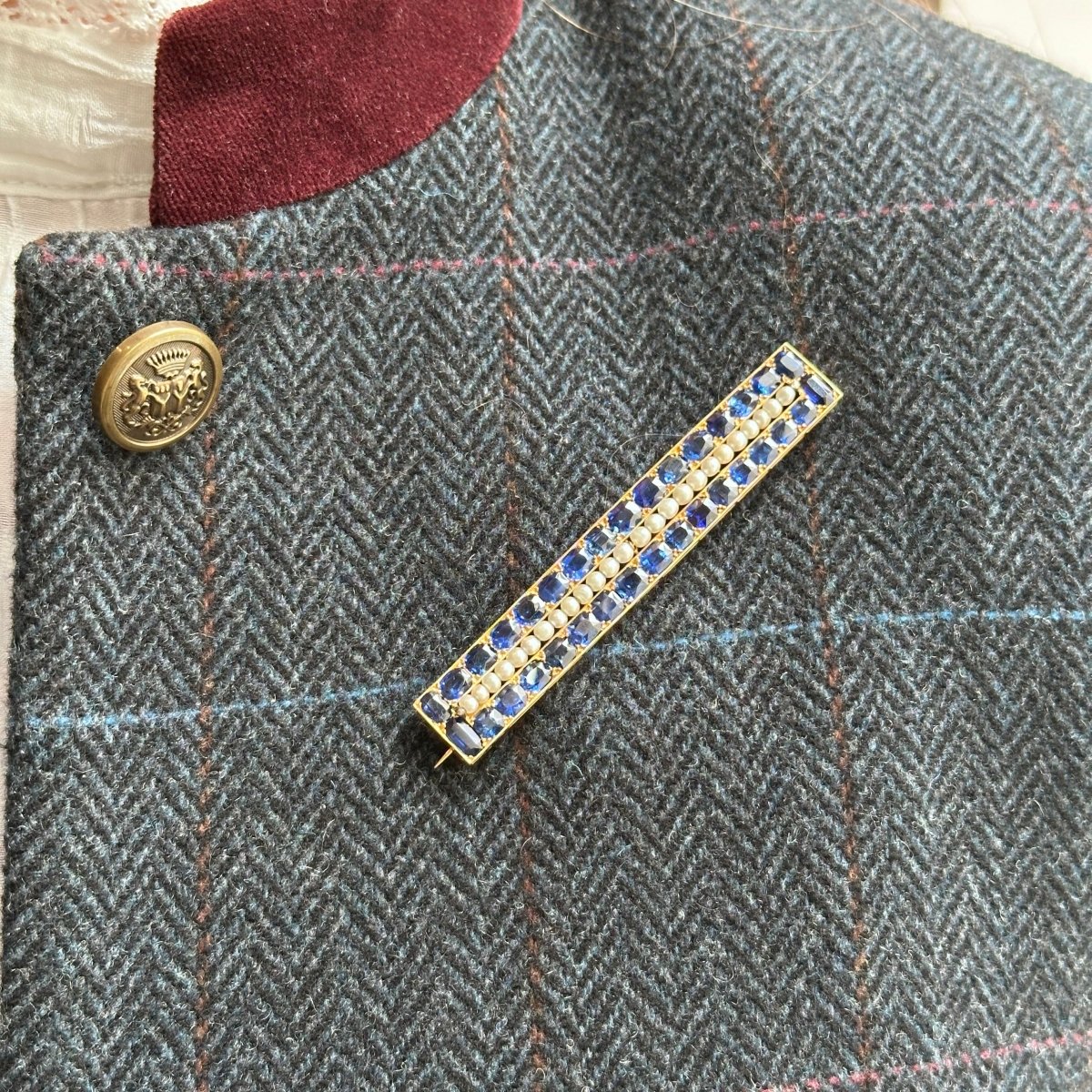 Broche Barrette en or jaune, perles et saphirs - Castafiore