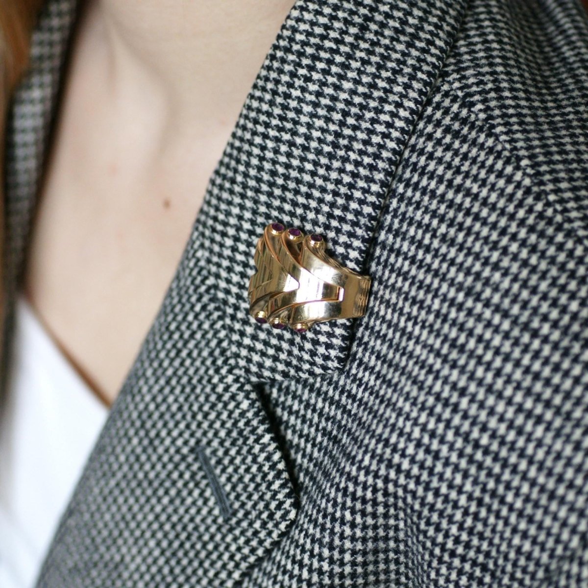 Broche BOUCHERON clip en or rose et rubis - Castafiore