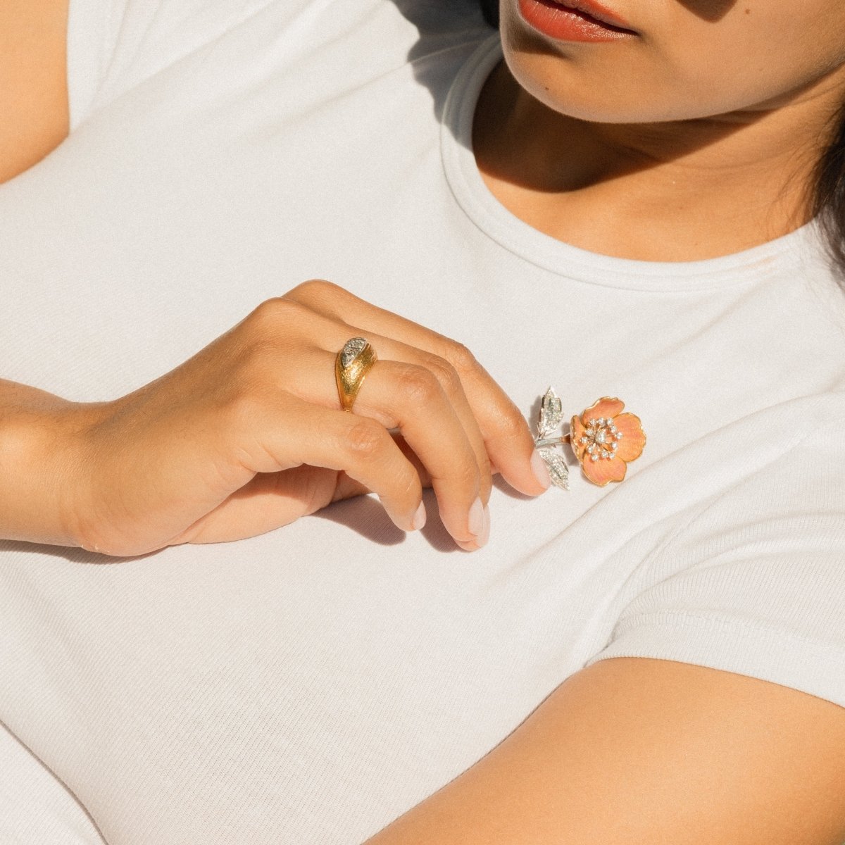 Broche BOUCHERON "Eglantine" en or blanc, émail rose et diamants - Castafiore