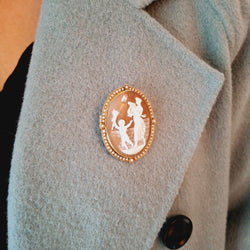 Broche Camée coquillage en or jaune et perles - Castafiore