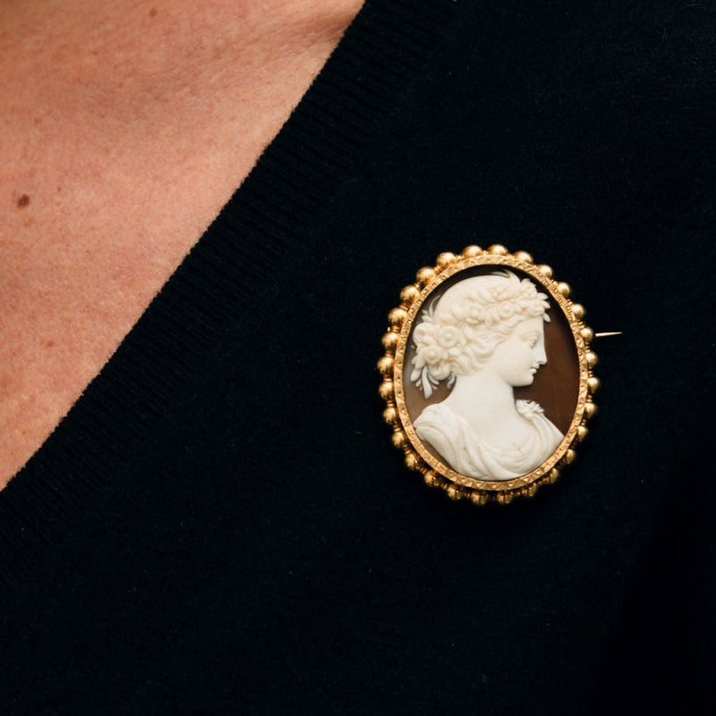 Broche Camée Coquille en or jaune - Castafiore