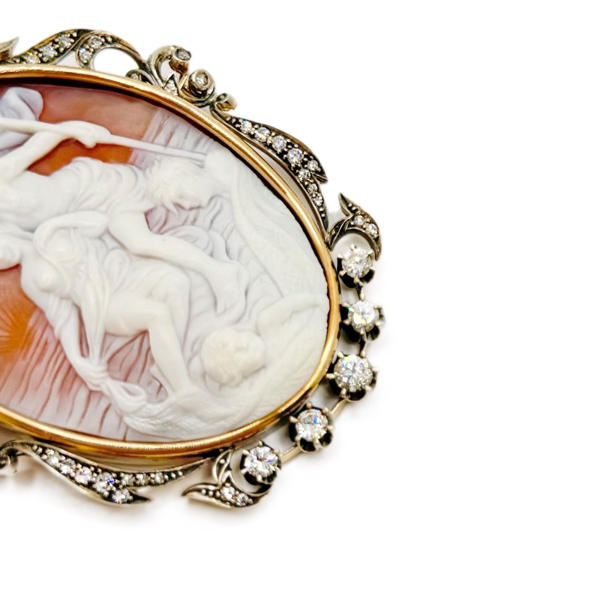 Broche camée en or gris et argent - Castafiore