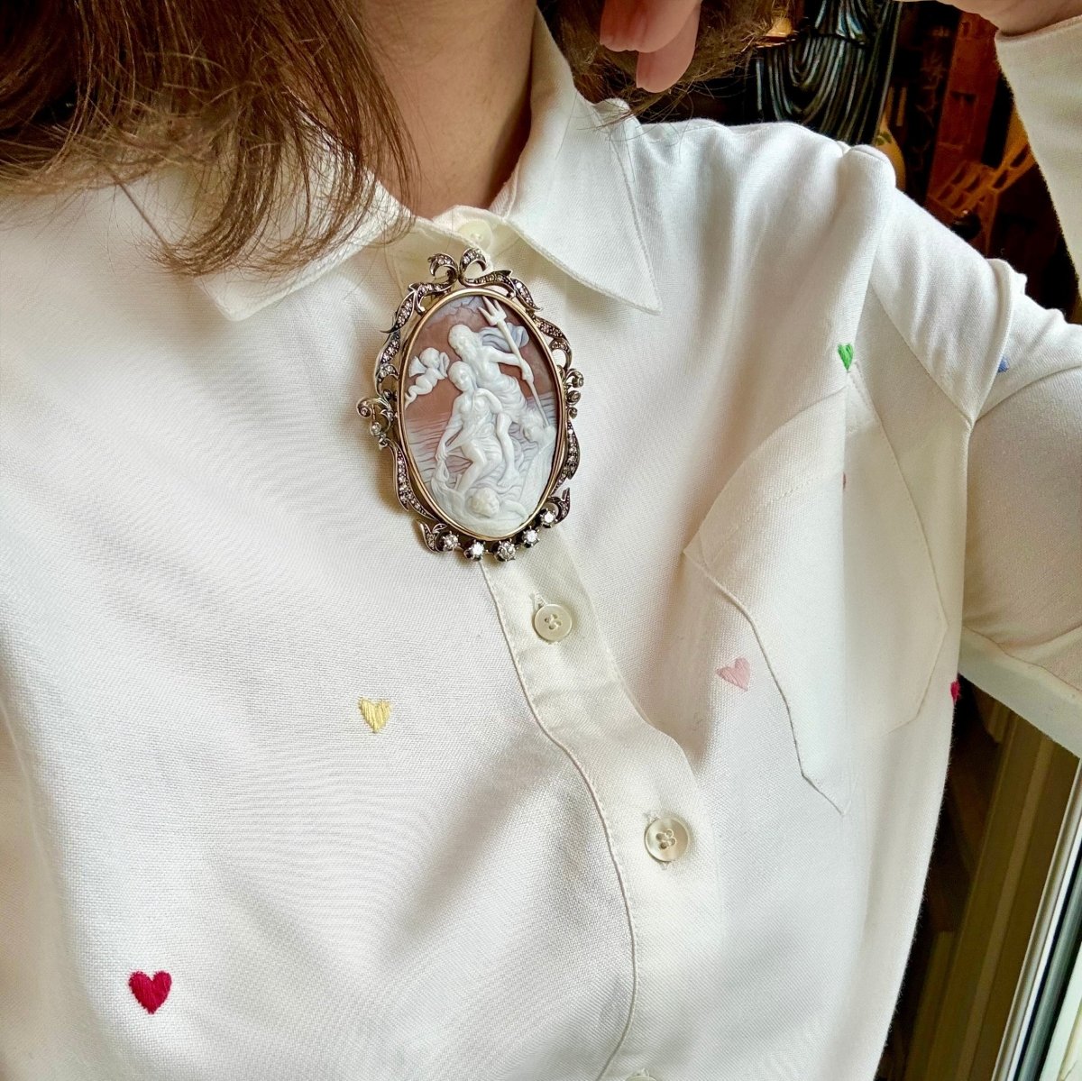 Broche camée en or gris et argent avec diamants - Castafiore