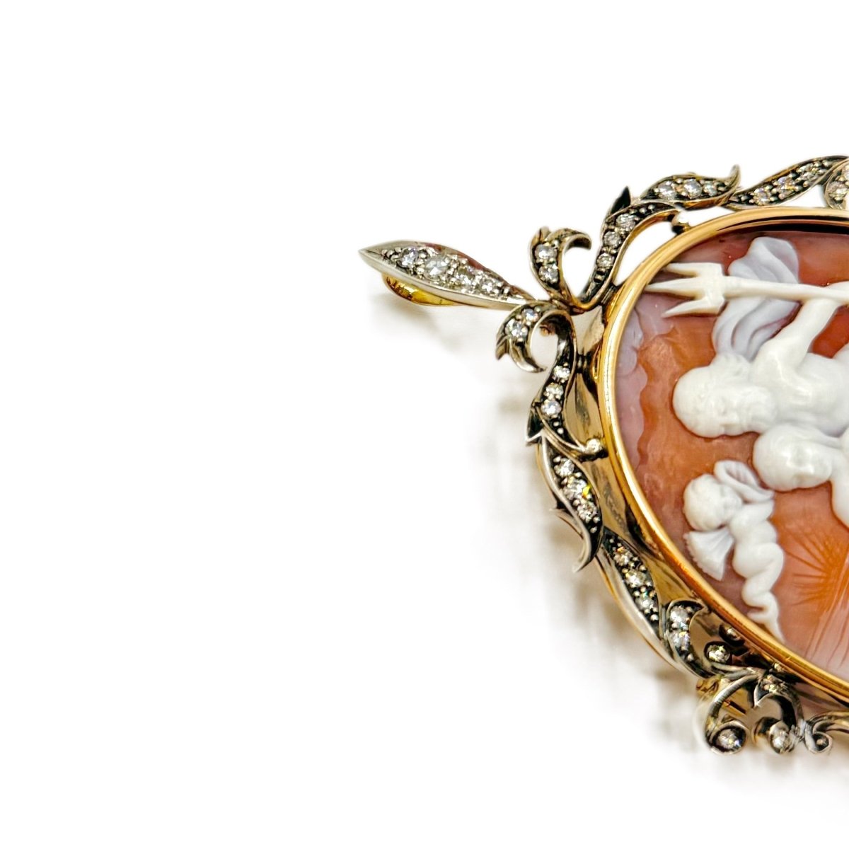 Broche camée en or gris et argent avec diamants - Castafiore